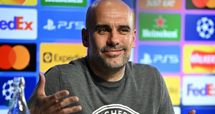 Pelatih Manchester City, Pep Guardiola, berbicara dalam konferensi pers di tempat latihan Man City, Manchester, Selasa (3/5/2022).