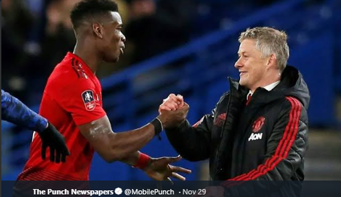 Gelandang Manchester United, Paul Pogba (kiri) bersalaman dengan pelatih Ole Gunnar Solskjaer.