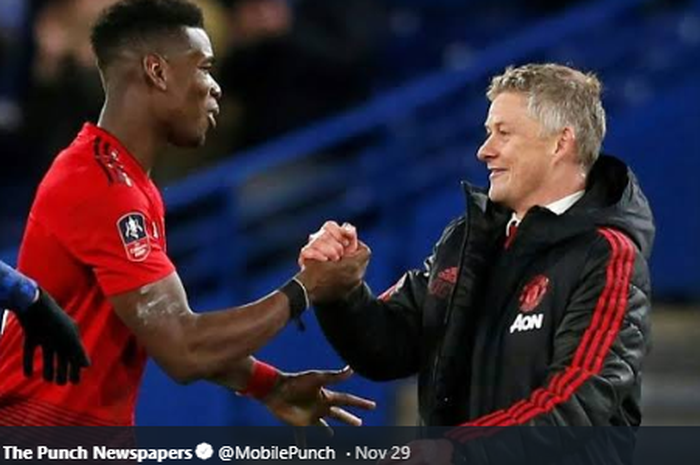 Gelandang Manchester United, Paul Pogba (Kiri) dan sang pelatih, Ole Gunnar Solskjaer.