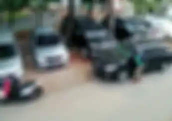 Cuma Modal Tangan Kosong, Oknum Driver Ojol Curi Spion Mobil Sedan, Sekali Sentuh Langsung Copot