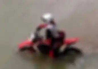 Pakai Mesin Injeksi, Mampukah Honda CRF150L Sebrangi Sungai? Cek Videonya