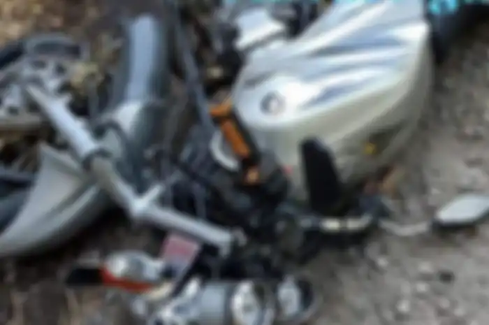 Yamaha Scorpio Z patah sokbreker depan usai ditabrak bus Harapan Jaya di Ngawi.
