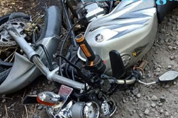 Yamaha Scorpio Z patah sokbreker depan usai ditabrak bus Harapan Jaya di Ngawi.
