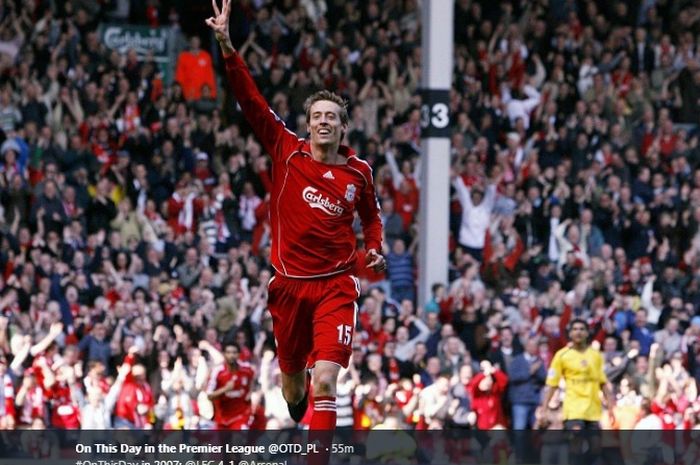 Penyerang jangkung Liverpool, Peter Crouch melakukan selebrasi usai mencetak hat-trick ke gawang Arsenal pada laga 31 Maret 2007 di Stadion Anfield.