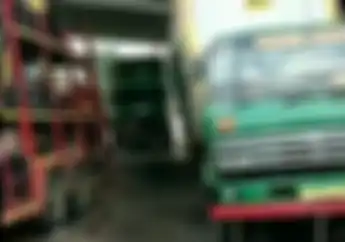 Ban Belakang Truk Pengangkut Motor Ambles, Gerbang Cikunir 2 Arah Jakarta Macet Total