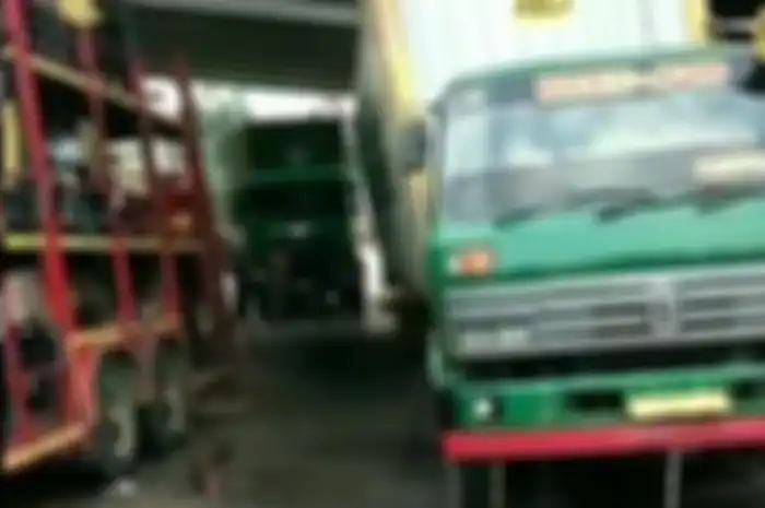 Truk pengangkut motor ambles ban belakang dan kontainer patah sasis sebabkan macet panjang di gerbang tol Cukunir 2 arah Jakarta.