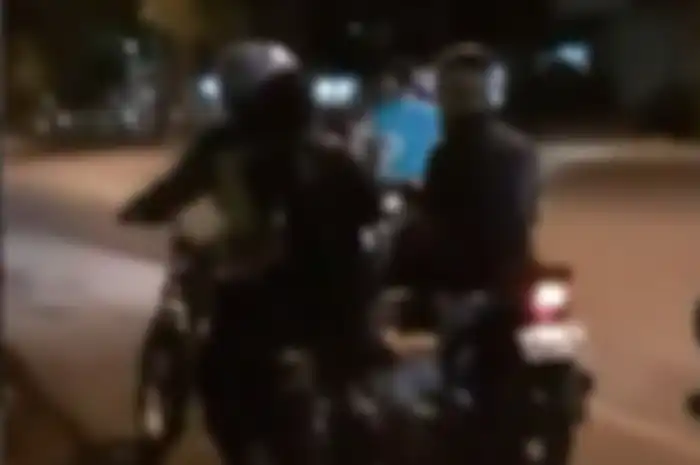 Polisi membawa anak muda yang terjaring razia di Blora.