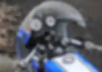 Mencolok Banget Modifikasi Suzuki A100 Ini, Bergaya Cafe Racer Dengan Livery Barry Sheene