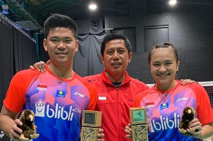 Pasangan ganda campuran Indonesia, Praveen Jordan/Melati Daeva Oktavianti, bersama pelatih Nova Widianto (tengah) seusai menjadi runner-up New Zealand Open 2019, Auckland, Sleandia Baru, Minggu (5/5/2019).