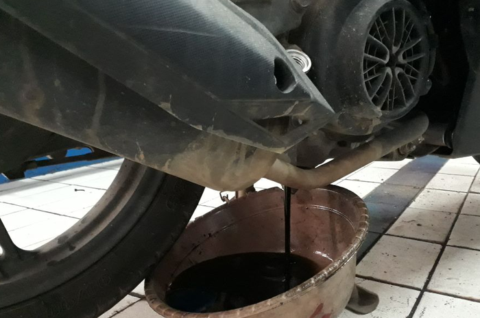 Ilustrasi cara mengecek oli mesin motor