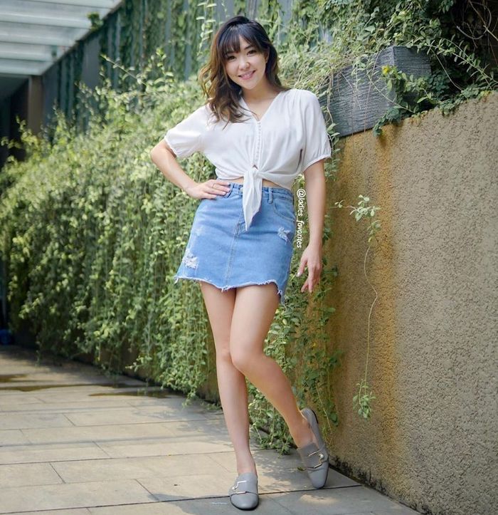 Gaya kasual seksi Gisel kenakan paduan crop top dan rok mini