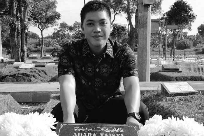 Rasyid Rajasa saat mengunjungi makam mendiang Adara Taista