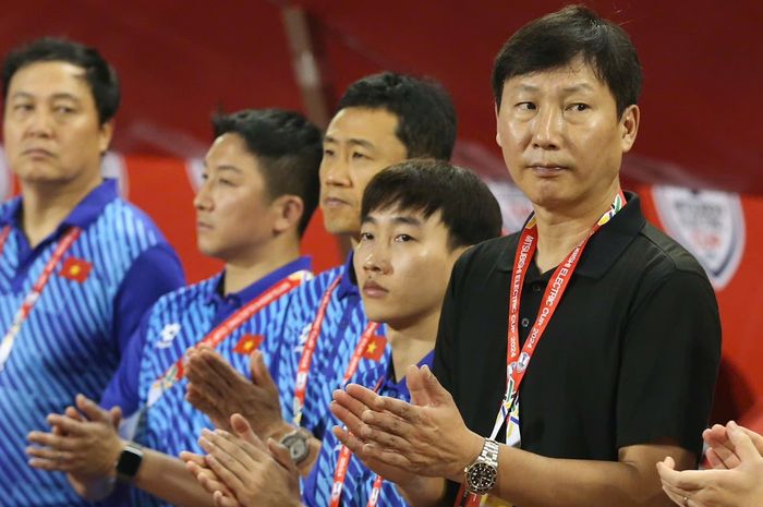 Pelatih Timnas Vietnam Kim Sang-sik beserta jajaran stafnya mendampingi tim berlaga di ajang ASEAN Cup 2024.