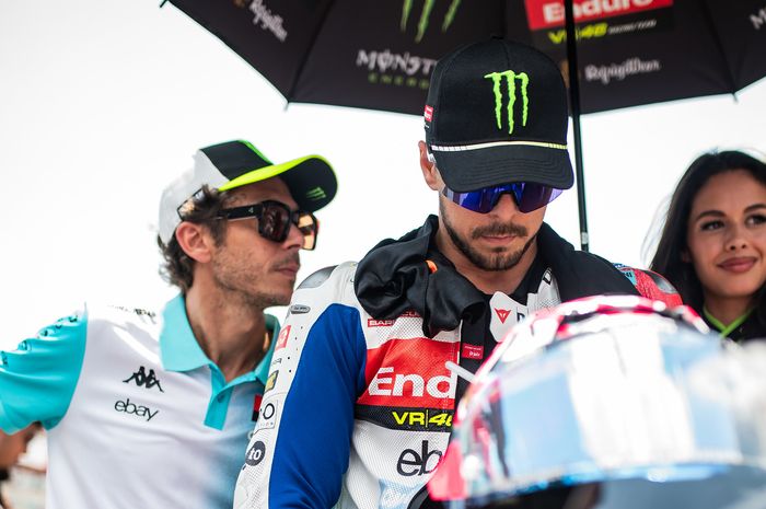 Legenda balap, Valentino Rossi, berada di samping pembalap Pertamina Enduro VR46, Fabio Di Giannantonio, jelang balapan MotoGP Italia di Sirkuit Mugello, Toscana, Italia, 22 Juni 2025. 