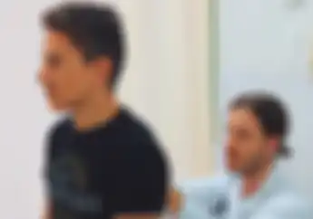 Ada Apa Nih? Jorge Lorenzo Kelar Santai di Pantai, Terus Pergi ke Dokter