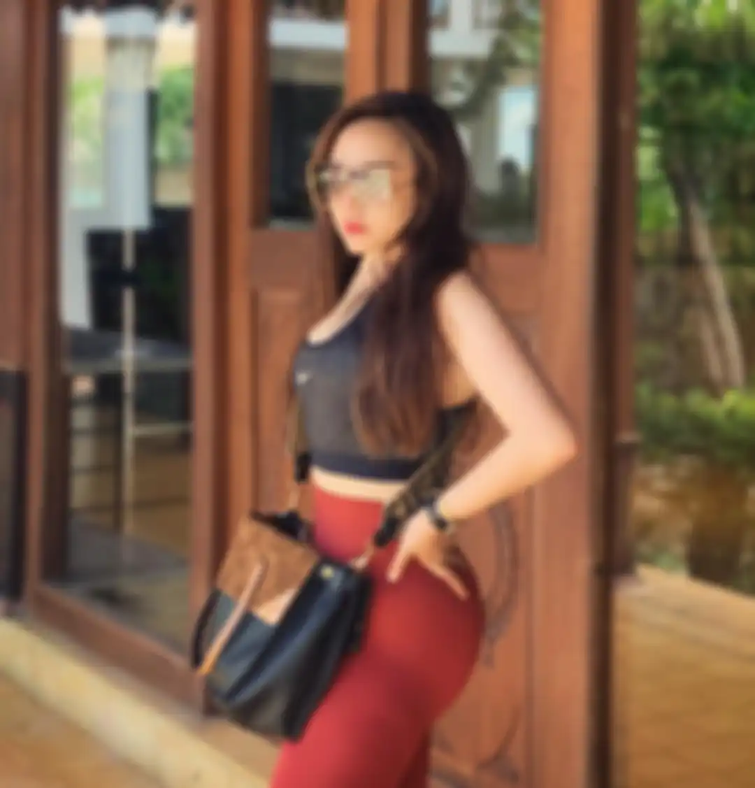 Penampilan seksi Salmafina Sunan saat tampil bergaya sporty