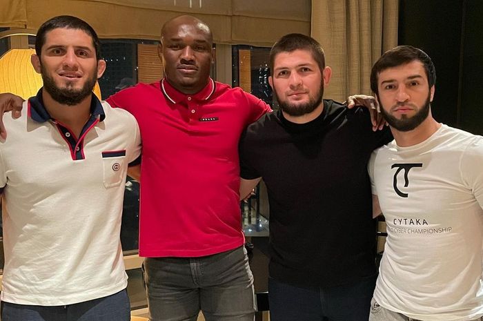 Mantan petarung kelas ringan UFC, Khabib Nurmagomedov (3 dari kiri) berpose dengan kolega-koleganya. Dari kiri: Islam Makhachev, Kamaru Usman, Nurmagomedov, dan Zubaira Tukhugov.