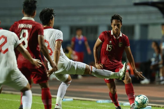 Pemain timnas U-23 Indonesia, Mohammad Haykal Alhafiz (kanan), sedang mengusai bola dalam laga final Piala AFF U-23 2023 melawan timnas U-23 Vietnam di Rayong Province Stadium, Thailand, Sabtu (26/8/2023).