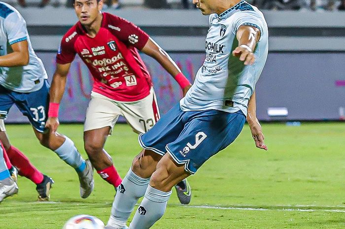 Suasana pertandingan Bali United vs Persita Tangerang pada pekan ke-17 Liga 1 2023/2024 di Stadion Kapten I Wayan Dipta, Gianyar, Bali, Senin (30/10/2023).