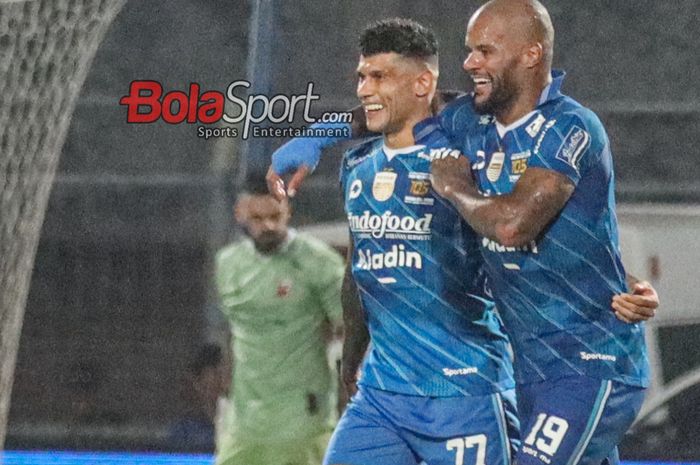 Ciro Alves (kiri) dan David Da Silva (kanan) sedang selebrasi dalam laga leg kedua final Liga 1 2023 antara Madura United versus Persib Bandung di Stadion Gelora Bangkalan, Madura, Jawa Timur, Jumat (31/5/2024).