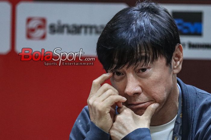 Pelatih timnas Indonesia, Shin Tae-yong, saat hadir dalam sesi jumpa pers di Stadion Utama Gelora Bung Karno, Senayan, Jakarta, Kamis (21/3/2024).