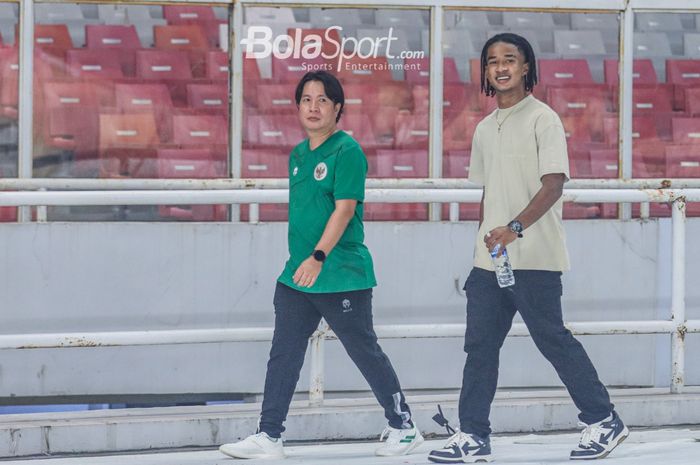 Ronaldo Kwateh tampak menghadiri untuk nonton laga Turnamen Mini Internasional antara timnas U-20 Indonesia versus timnas U-20 Fiji di Stadion Gelora Bung Karno, Senayan, Jakarta, Jumat (17/2/2023).