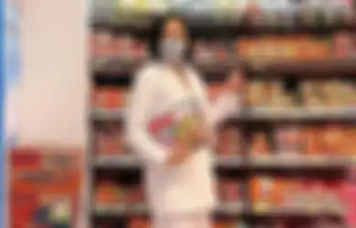5 Ide Outfit White on White yang Kece Buat Foto OOTD. Modis Maksimal!