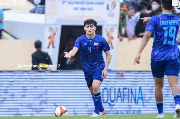 Bek timnas U-23 Thailand, Jonathan Khemdee, sedang menguasai bola.