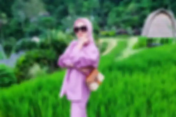Syahrini pakai sandal jepit mewah saat main ke sawah