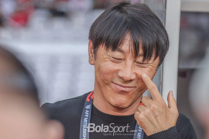 Pelatih timnas Indonesia, Shin Tae-yong, tampak sempat tersenyum saat menemani timnya bertanding dalam laga pekan pertama Grup A Piala AFF 2022 di Stadion Gelora Bung Karno, Senayan, Jakarta, 23 Desember 2022.