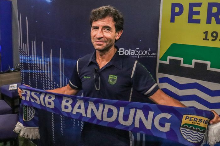 Luis Milla resmi diperkenalkan sebagai pelatih baru Persib Bandung di Graha Persib, Bandung, Jawa Barat, 22 Agustus 2022.