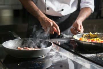 Asap Minyak Goreng Tingkatkan Risiko Kanker Paru-Paru pada Perempuan