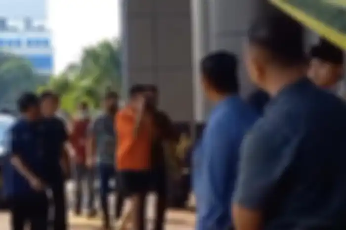 Mario Dandy menutup wajahnya saat turun dari mobil tahanan, tiba di Kejaksaan Negeri (Kejari) Jakarta Selatan, Jumat (26/5/2023).