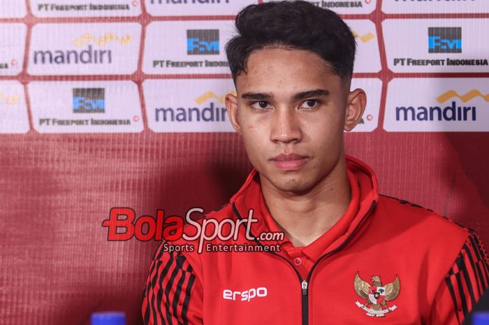 Pemain timnas Indonesia, Marselino Ferdinan, sedang memberikan keterangan kepada awak media di Stadion Madya, Senayan, Jakarta, Minggu (2/6/2024).