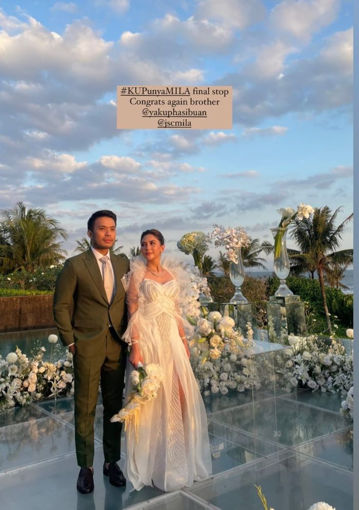 Jessica Mila dan Yakup Hasibuan di resepsi pernikahannya.