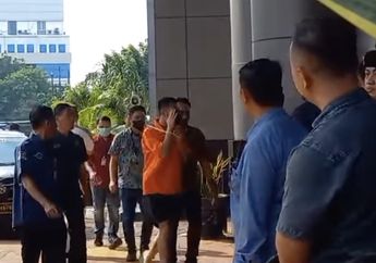 Mario Dandy Tutupi Wajahnya Saat Tiba di Kejari Jaksel