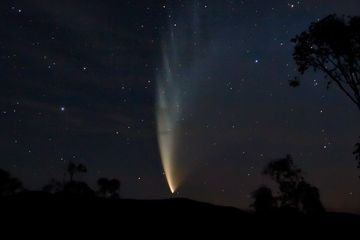 Dalam budaya kuno, seperti Yunani dan Romawi, kemunculan komet dan meteor sering dikaitkan dengan mitos dan legenda. 