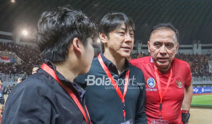 Pelatih timnas Indonesia, Shin Tae-yong (tengah), sedang berdiskusi dengan Mochamad Iriawan selaku Ketua Umum PSSI di Stadion Pakansari, Bogor, Jawa Barat, 27 September 2022.