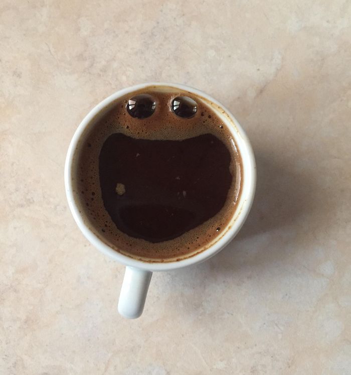 Segelas kopi yang membangkitkan pareidolia, imaji kita tentang wajah manusia.