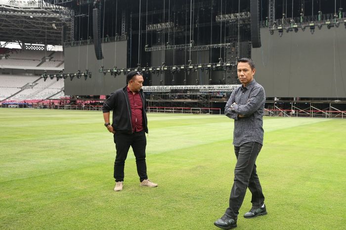 Sekretaris Jenderal (Sekjen) PSSI Yunus Nusi mengecek kondisi rumput SUGBK pada Selasa (14/5/2024) sore WIB.