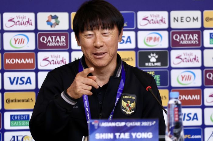 Pelatih timnas Indonesia Shin Tae-yong saat memberi keterangan kepada media di Piala Asia 2023.