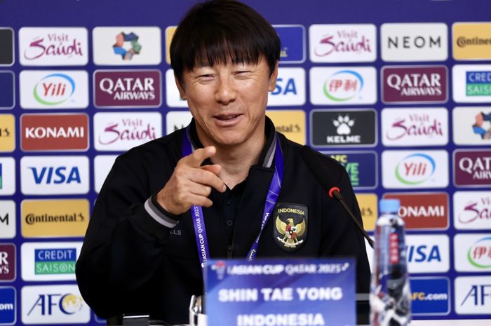 Pelatih timnas Indonesia Shin Tae-yong saat memberi keterangan kepada media di Piala Asia 2023.