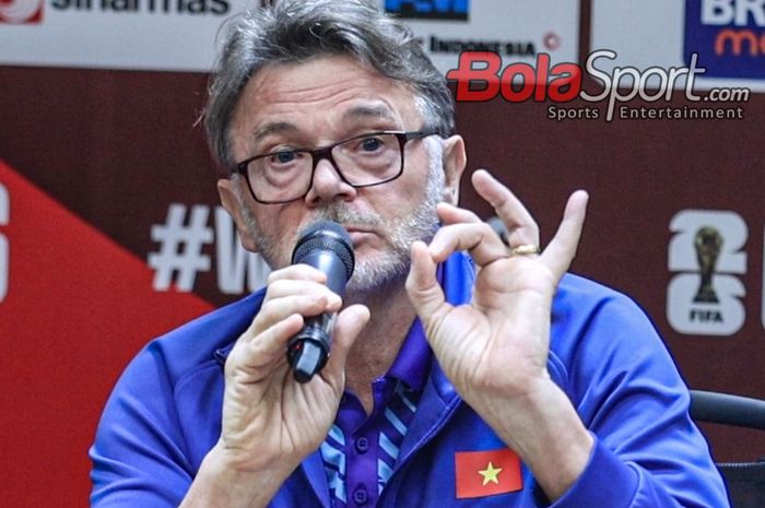 Pelatih timnas Vietnam, Philippe Troussier, sedang memberikan keterangan kepada awak media di Media Center Stadion Utama Gelora Bung Karno, Senayan, Jakarta, Rabu (20/3/2024) siang.