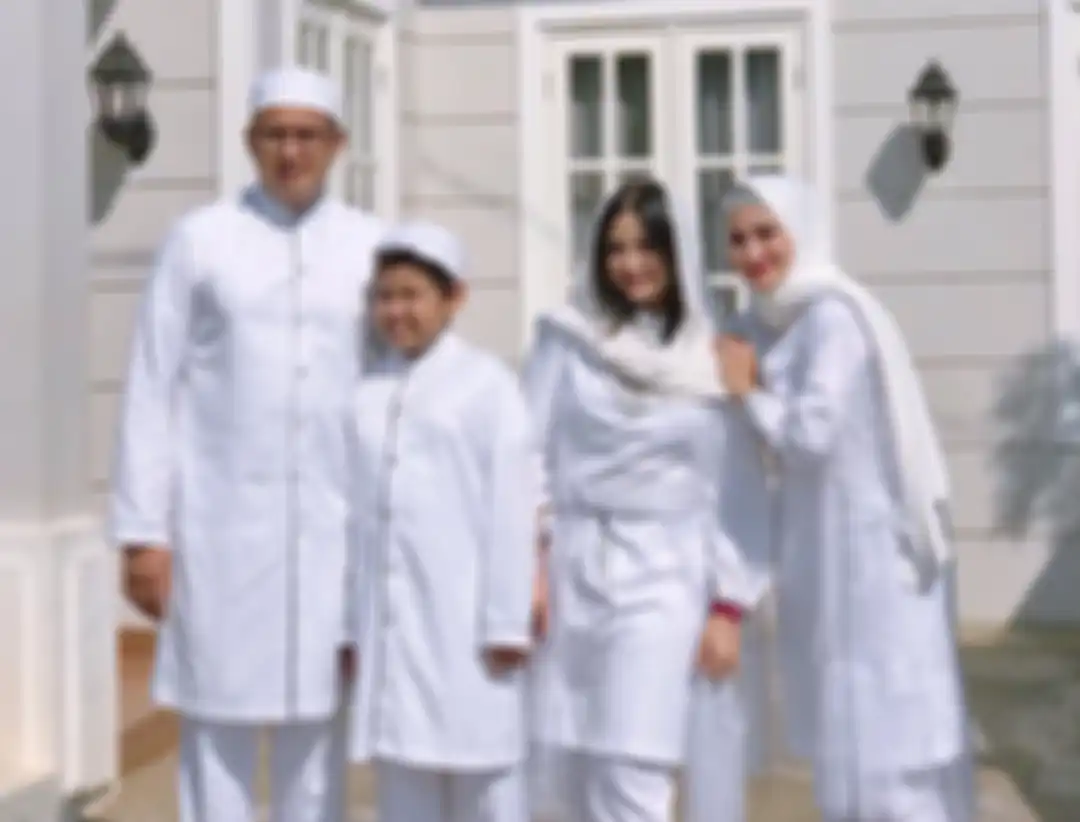 Natalie Sarah bersama suaminya, Abdullah Rizal dan kedua anaknya