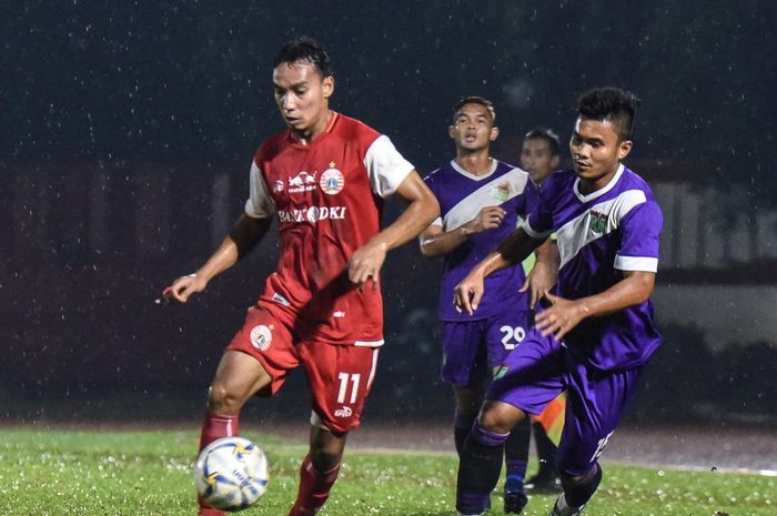 Aksi Novri Setiawan membela Persija Jakarta kontra Persita Tangerang di Stadion PTIK, Jakarta, Senin (15/4/2019).