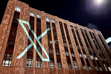 Logo X di gedung Twitter