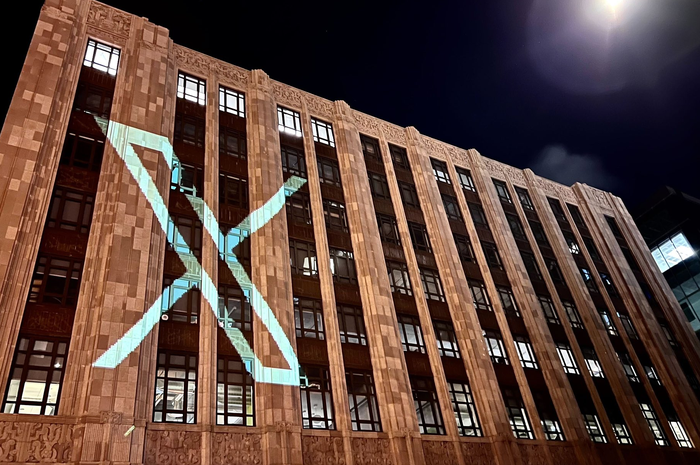 Logo X di gedung Twitter