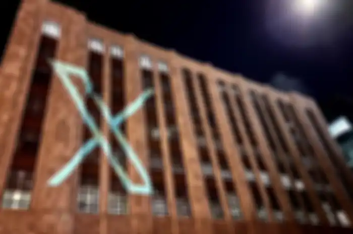 Logo X di gedung Twitter