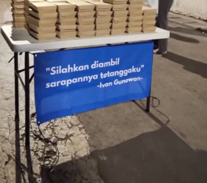 Ivan Gunawan menyediakan sedekah subuh berupa makanan gratis untuk para tetangganya.
