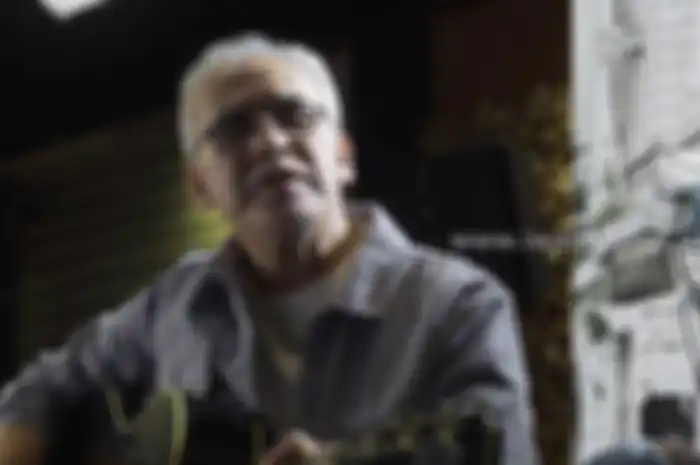Iwan Fals pernah punya lagu yang berisi kritikan untuk oknum polisi yang bajingan.